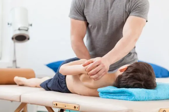 Ostéopathe pour suivi postural d'enfant